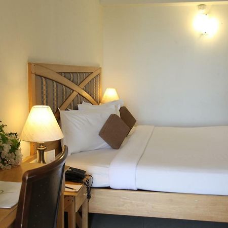 Lotus 8 Hotel Недумбасери Екстериор снимка
