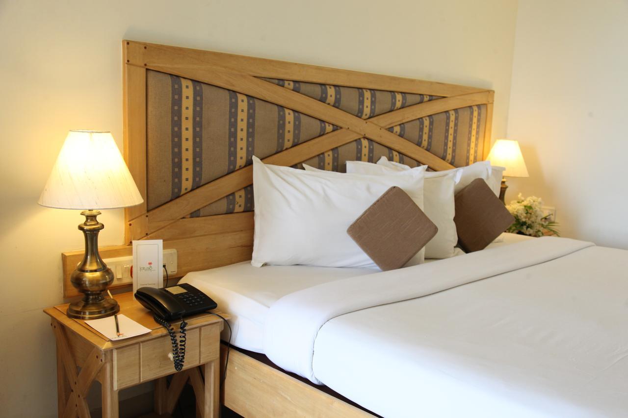 Lotus 8 Hotel Недумбасери Екстериор снимка