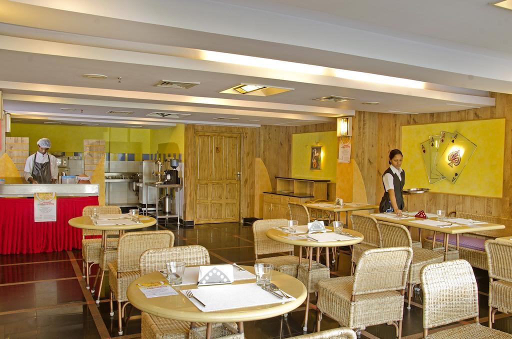 Lotus 8 Hotel Недумбасери Екстериор снимка