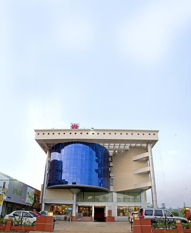 Lotus 8 Hotel Недумбасери Екстериор снимка