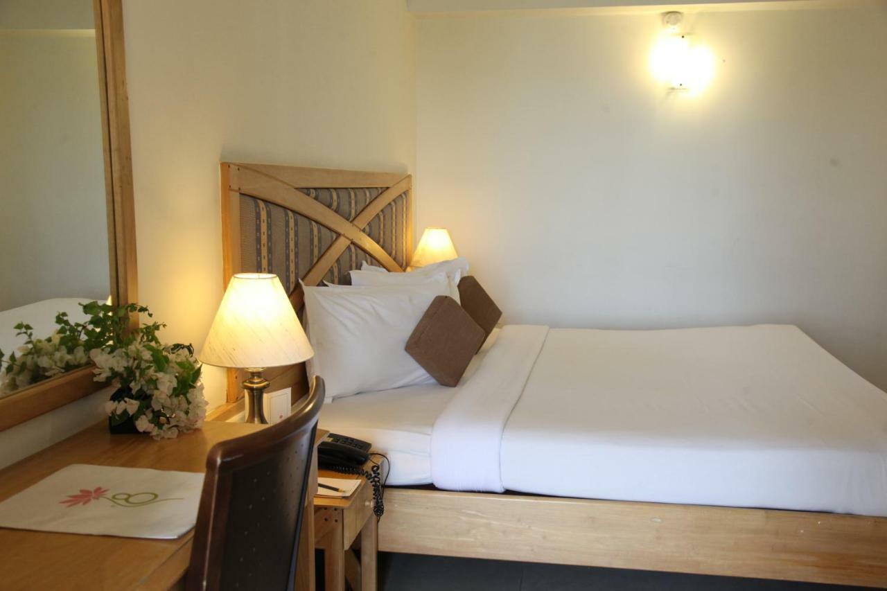 Lotus 8 Hotel Недумбасери Екстериор снимка